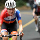 La ciclista holandesa Annemiek van Vleuten lideraba la carrera antes del accidente. Imagen: Bryn Lennon/Getty Images